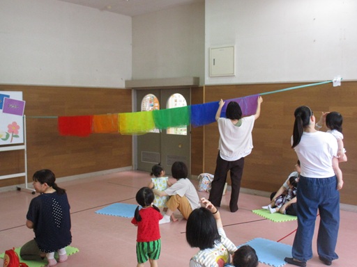 持っていたハンカチで虹を作っている写真