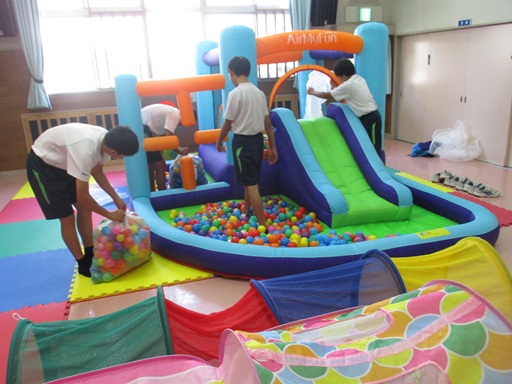 中学生がボールプールの準備をしている写真