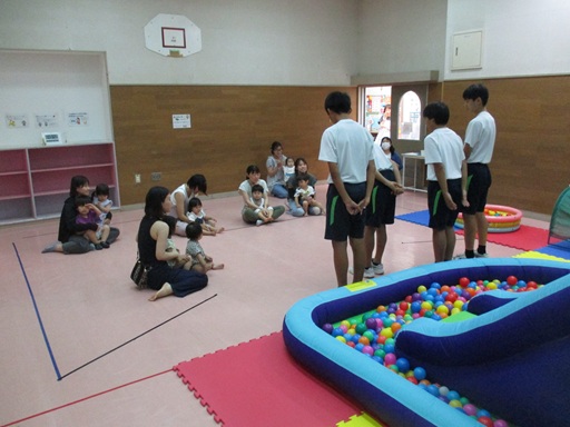 中学生が手遊びをしている写真