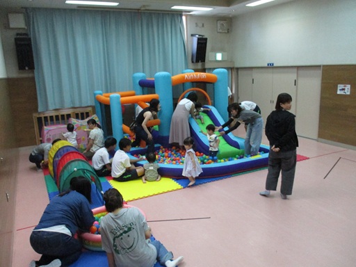 ボールプールで遊んでいる写真