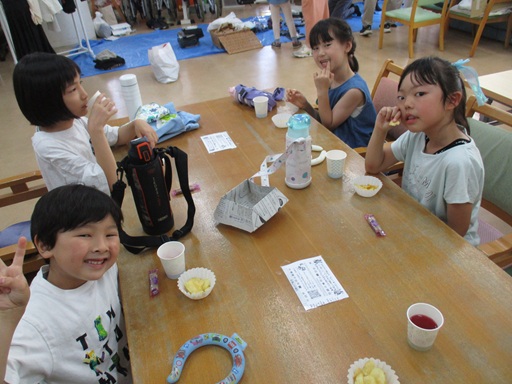 お手伝い後に休憩している写真