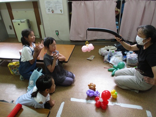 本日作る作品を教えてもらっている写真