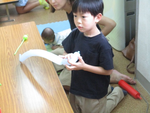 作り方を真剣に聞いている写真