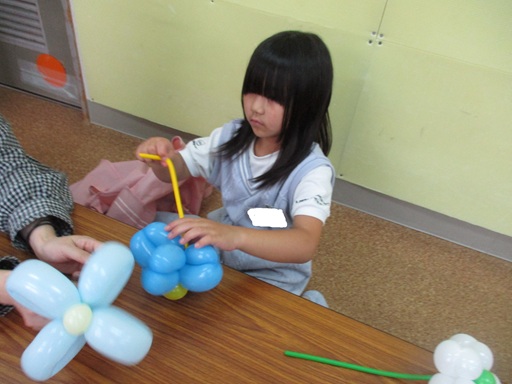 花を作っている写真