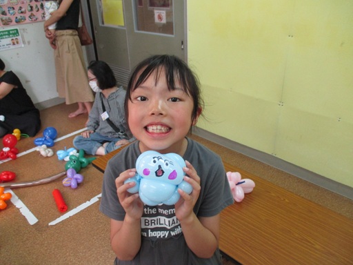 完成した作品を見せている写真