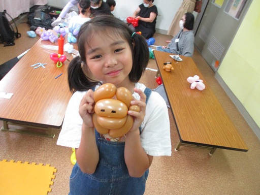 完成した作品を見せている写真2