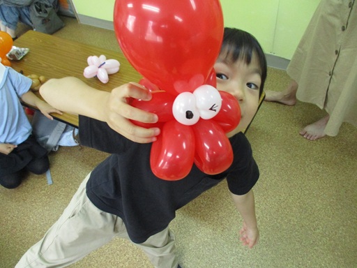 完成した作品を見せている写真2