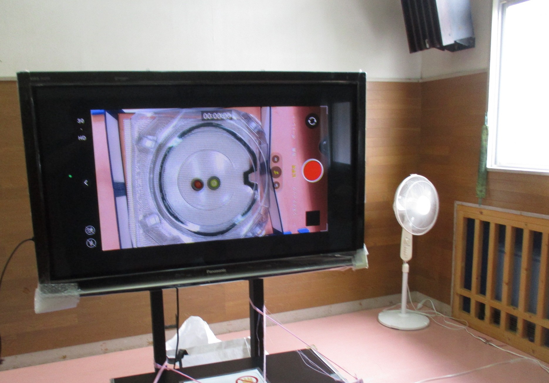 ベイブレードを大型テレビに映してる様子