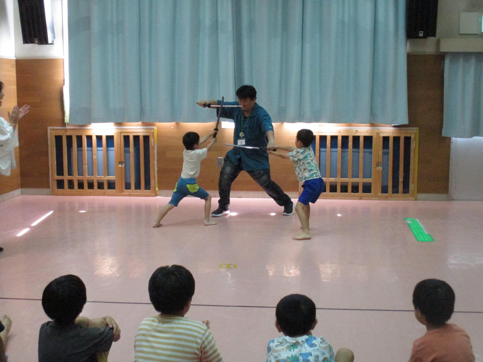 職員と一緒に演舞している様子