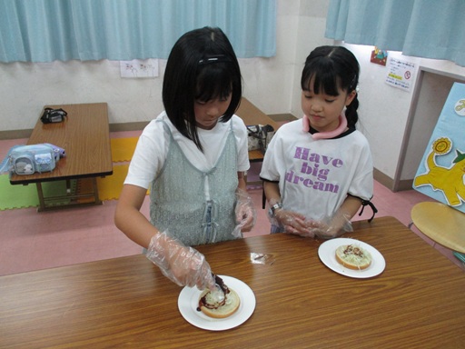 バーガーにソースをかけている写真