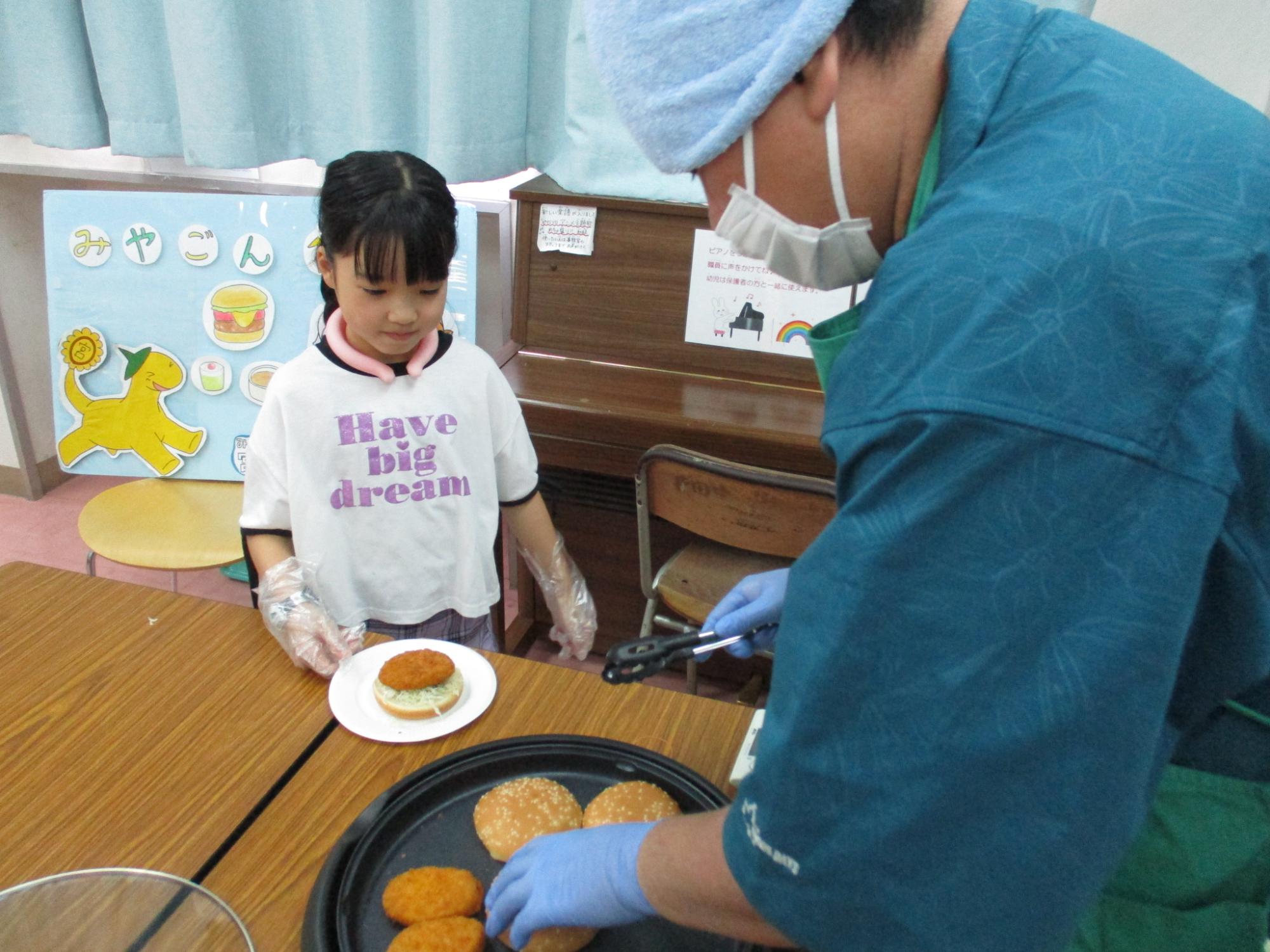 あったまったコロッケを取りにきた写真
