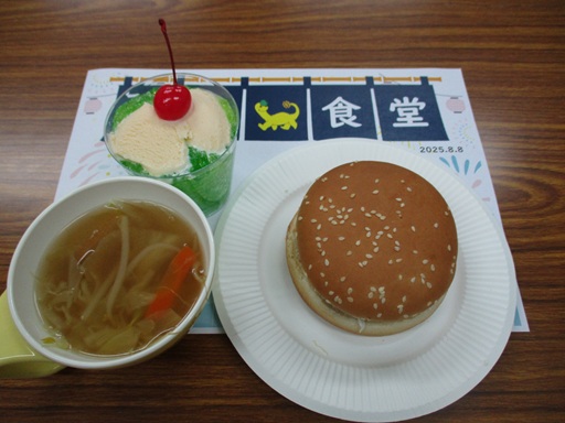 コロッケバーガー、コンソメスープ、クリームソーダゼリーの写真