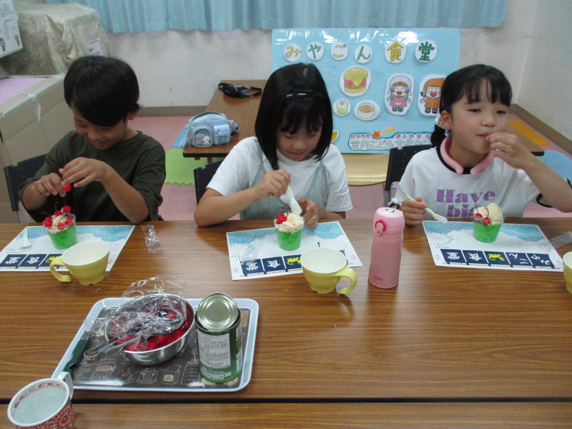 クリームソーダゼリーを食べている写真