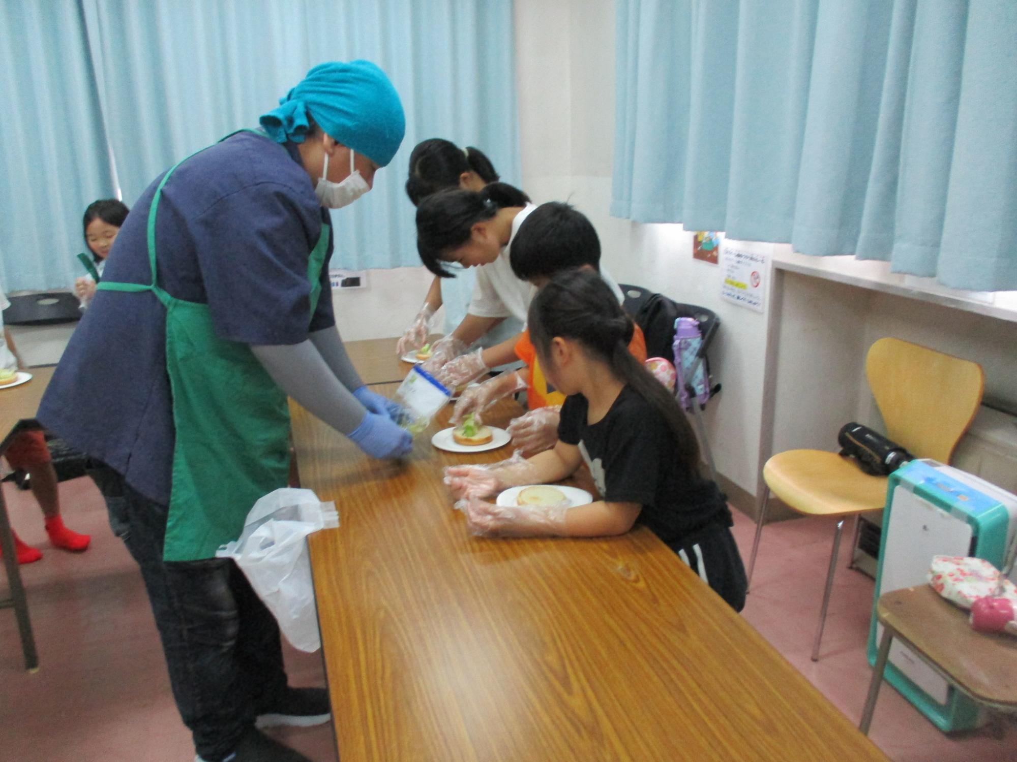 バンズにレタスを乗せている写真