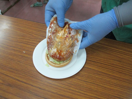 バンズにチーズハンバーグを乗せている写真