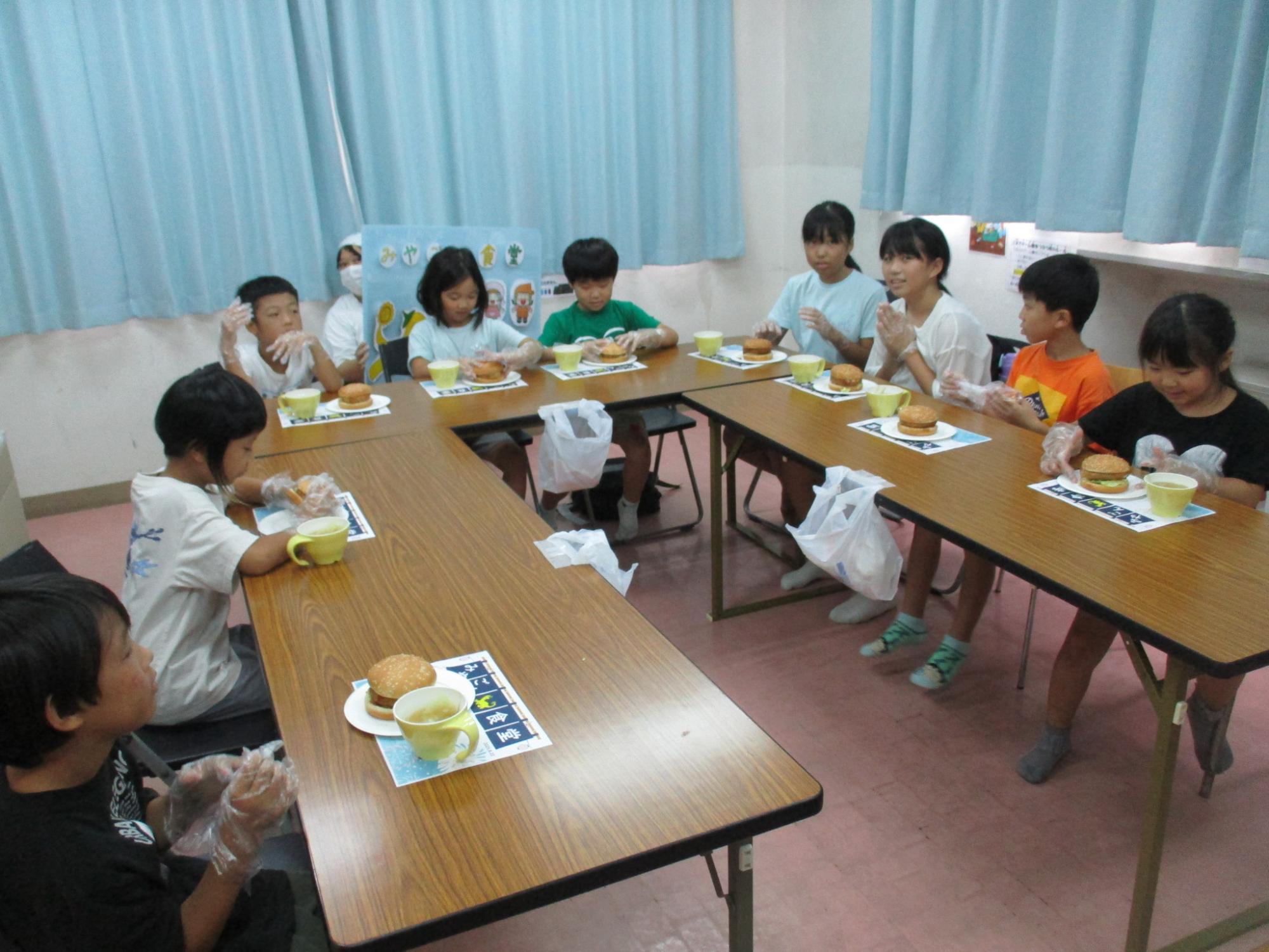 いただきますの号令をしている写真