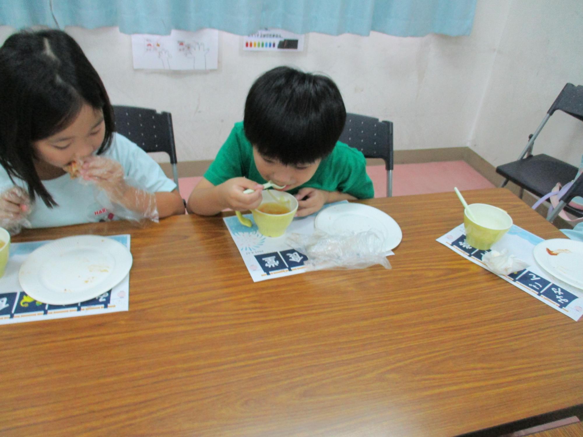 アツアツのコンソメスープを飲んでいる写真