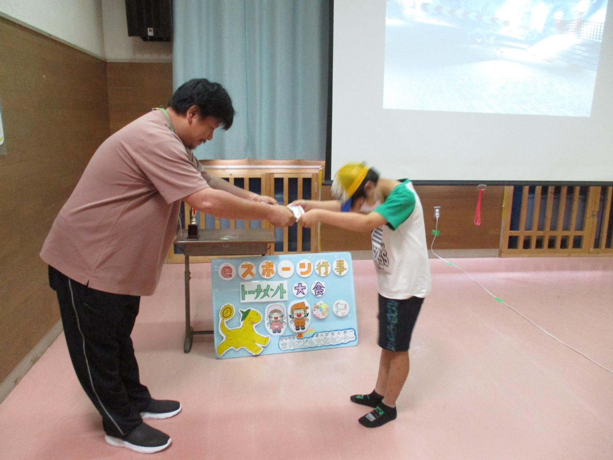 優勝者に賞状を授与している写真