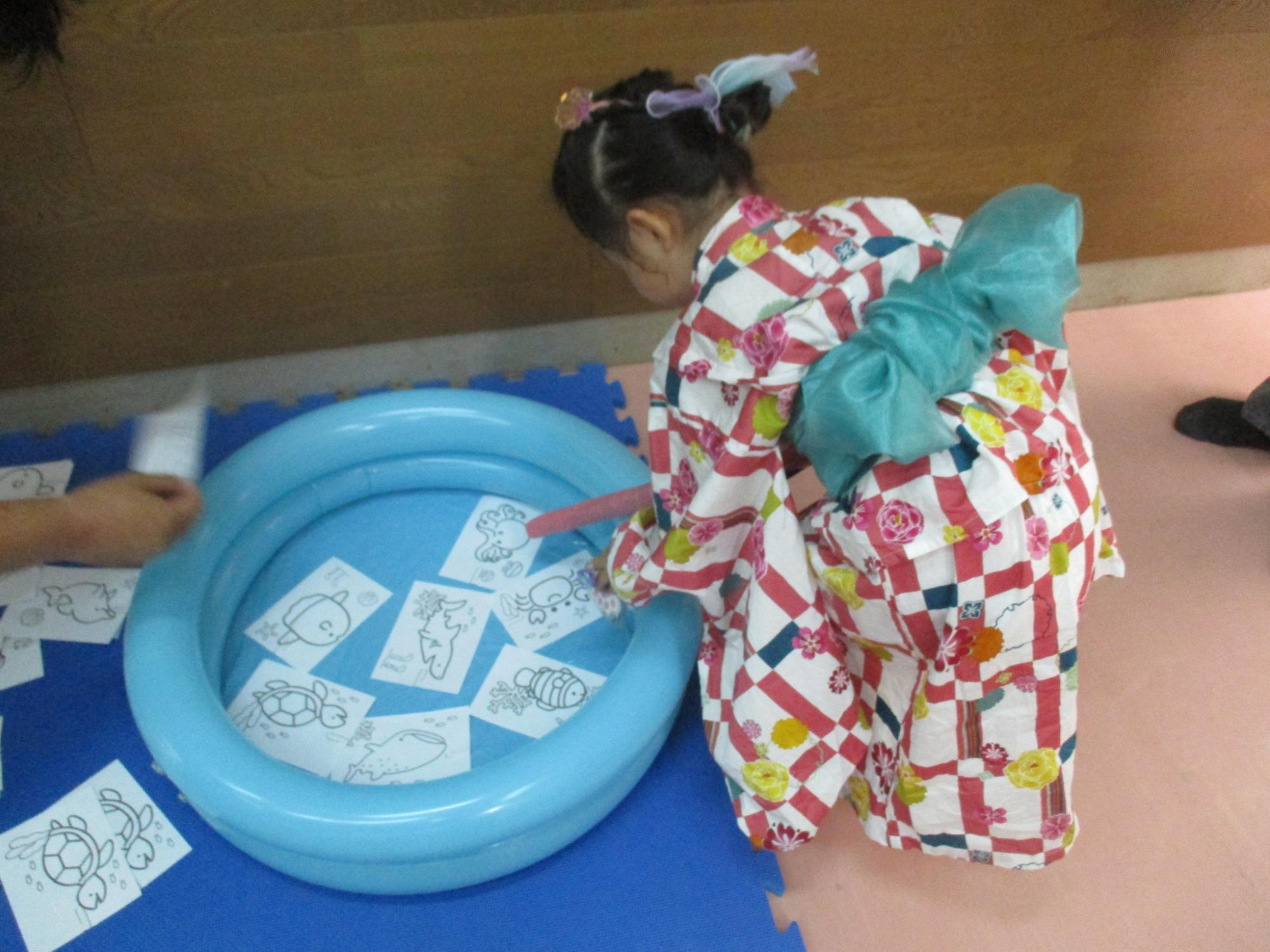 魚つりぬりえを楽しむ様子