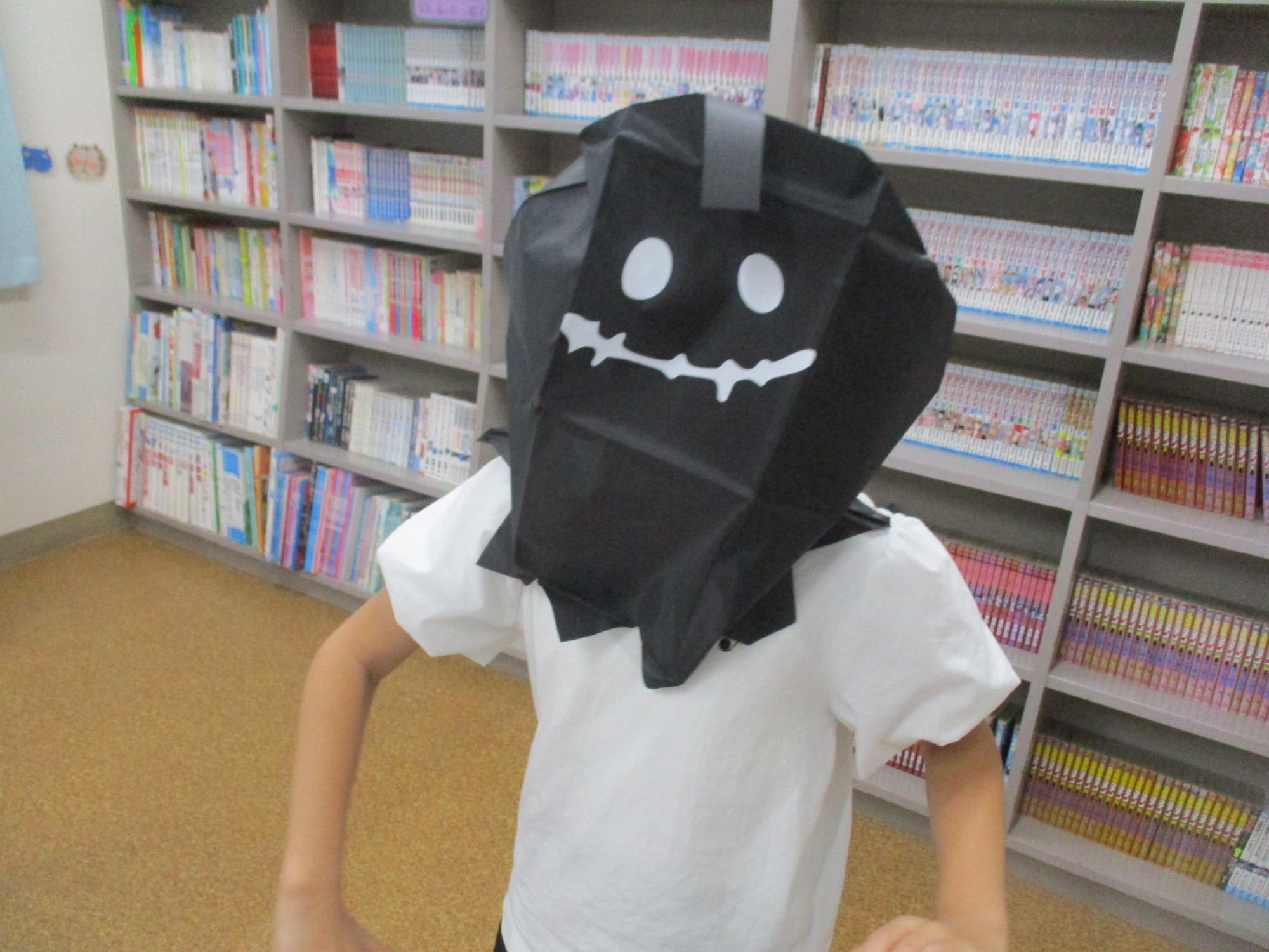 おばけになって驚かせる練習をしている様子