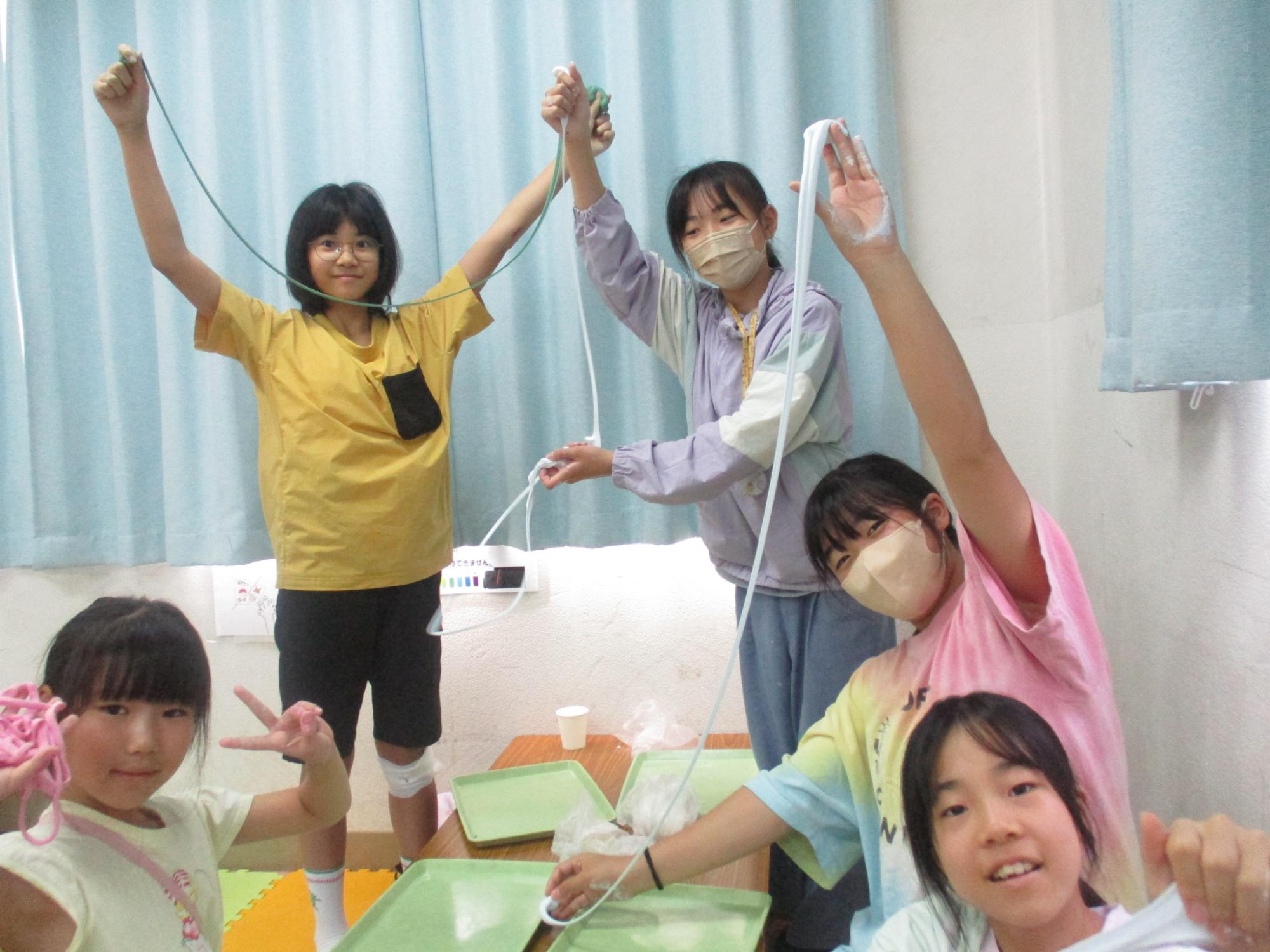 スライムを伸ばして遊んでいる様子