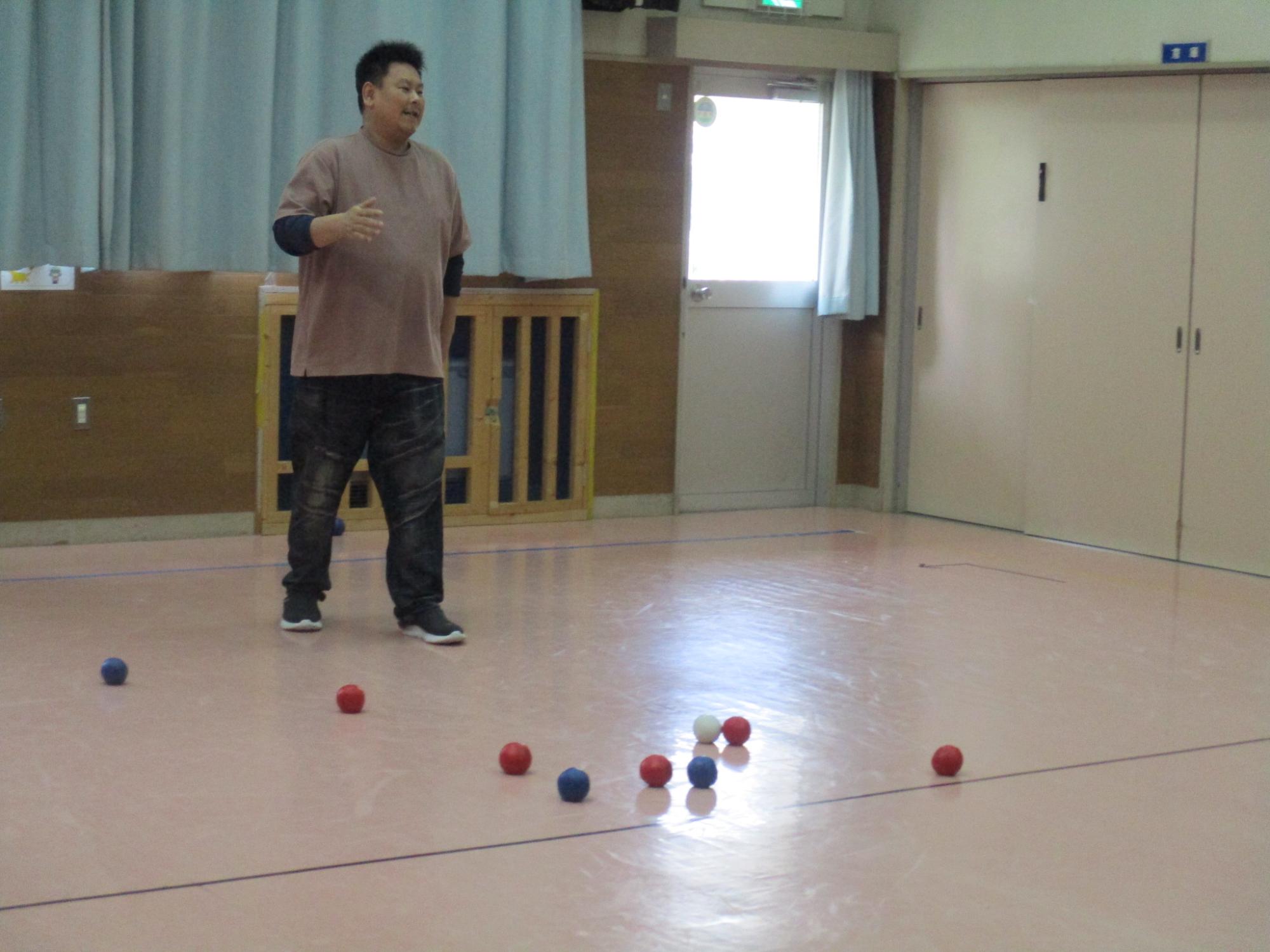 ボッチャの試合をしている写真