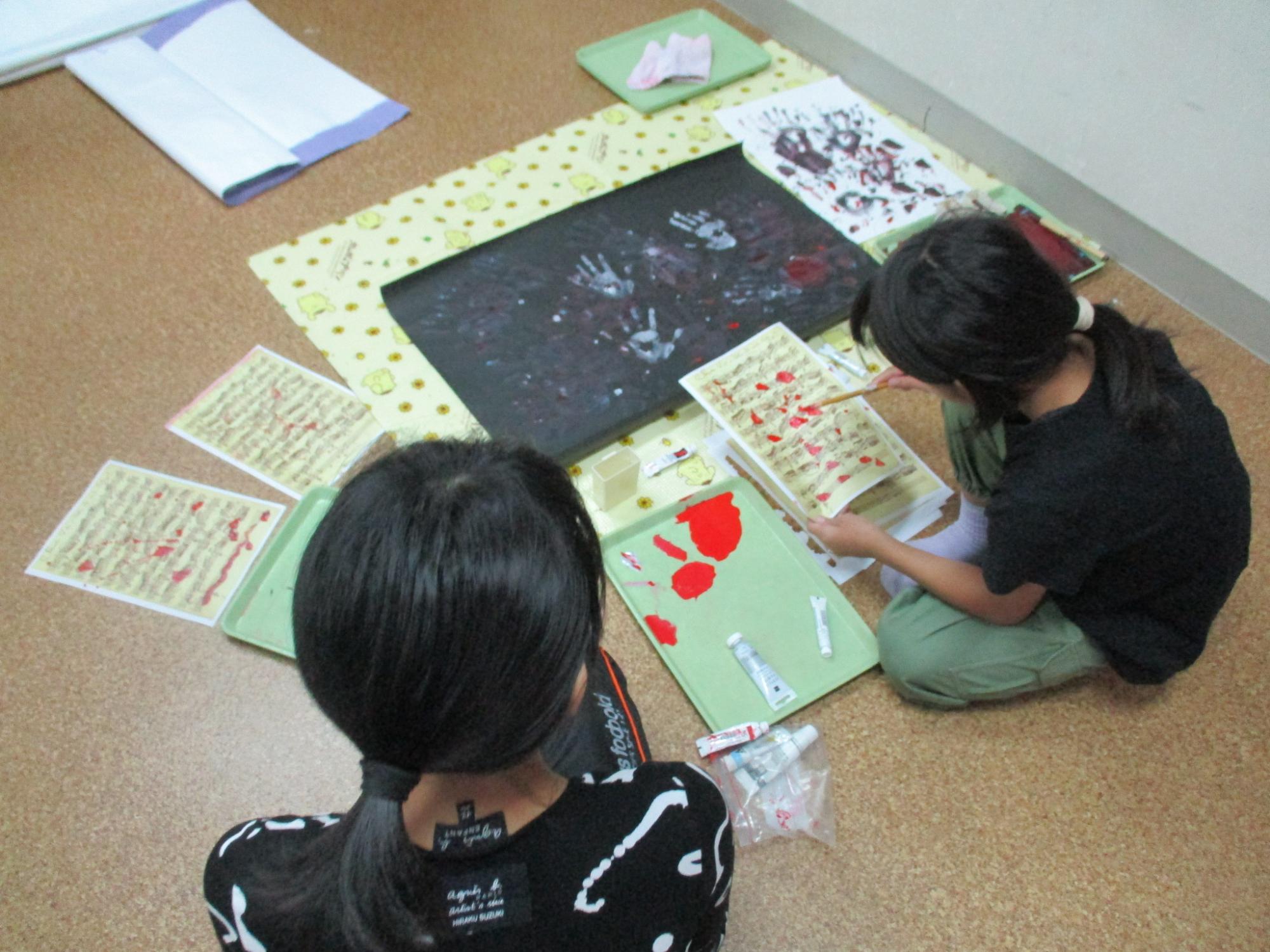 楽譜に赤い絵の具を落としている写真
