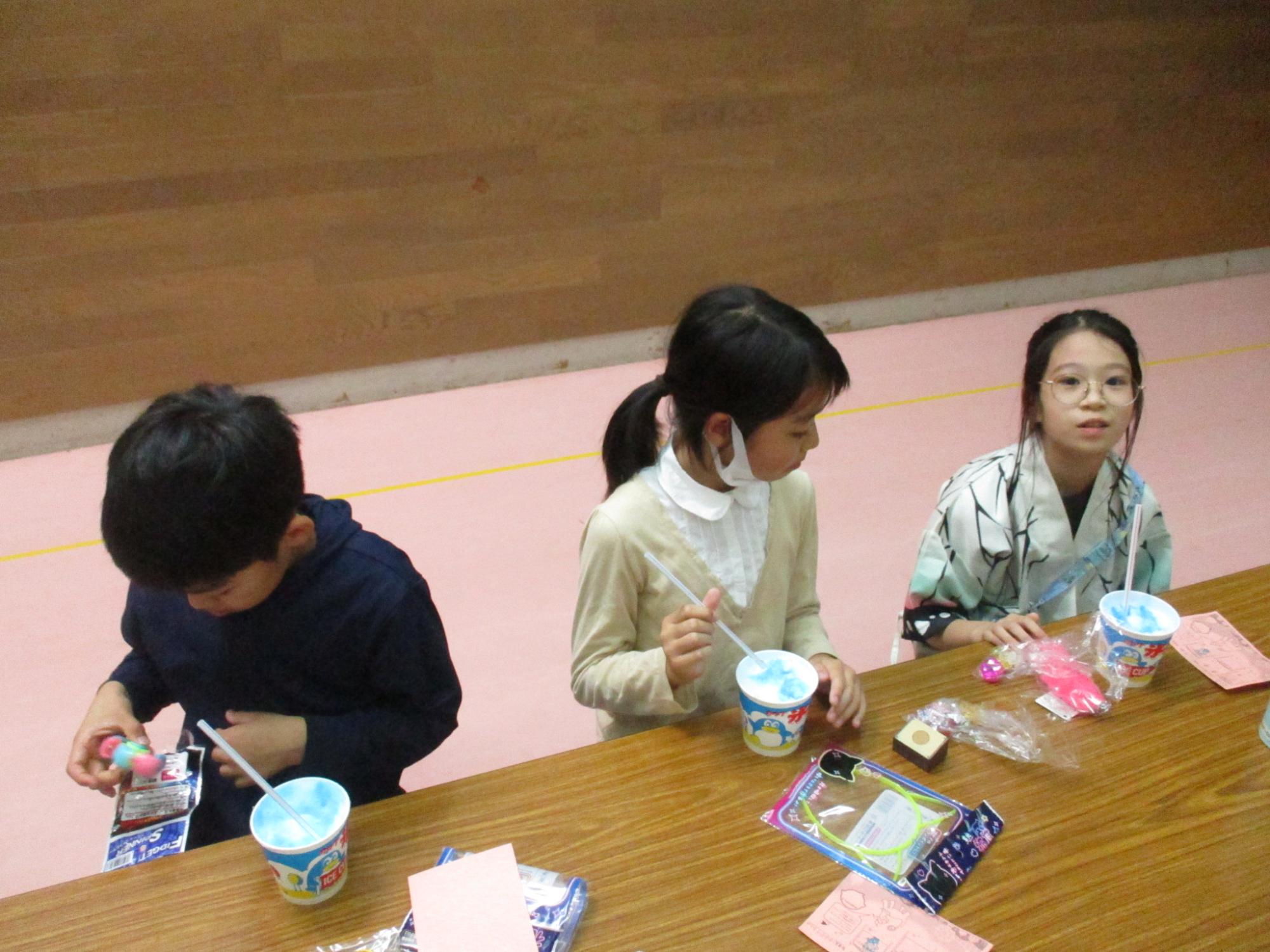 かき氷を食べている写真