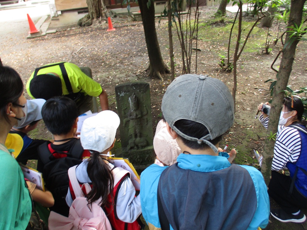 薬師堂庚申塔の説明をしている写真