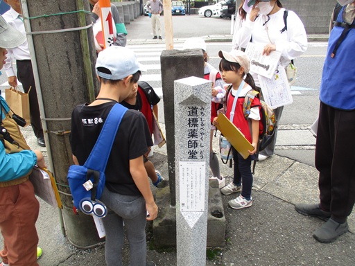 道標薬師堂の説明を聞いている写真