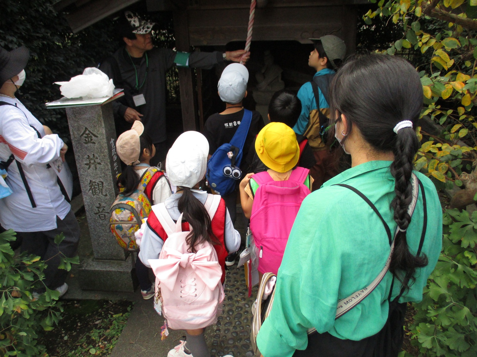 金井観音の祠を見学している写真