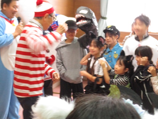 運営協議会会長とじゃんけん列車チャンピオンが勝負している写真
