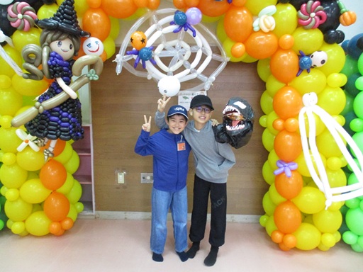 ハロウィンバルーンの前で記念写真4