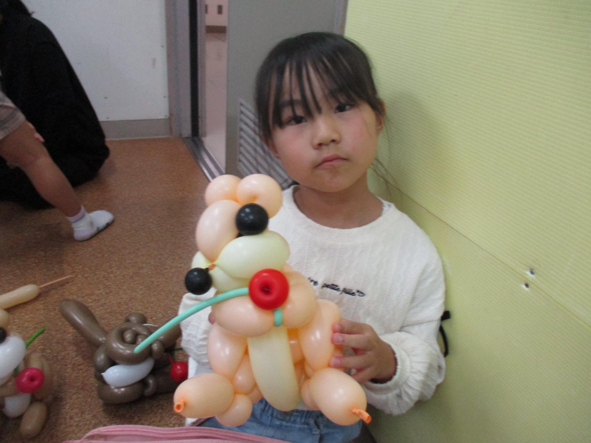 出来た作品を見せてくれている写真