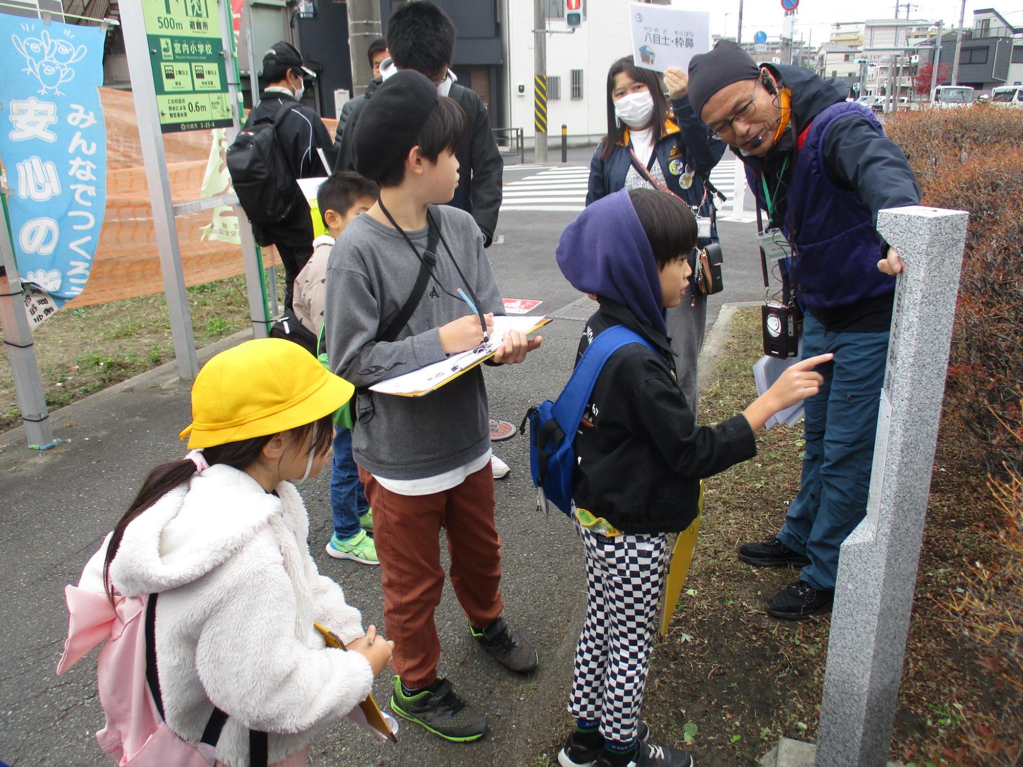 八目土・枠鼻の説明を聞いている様子
