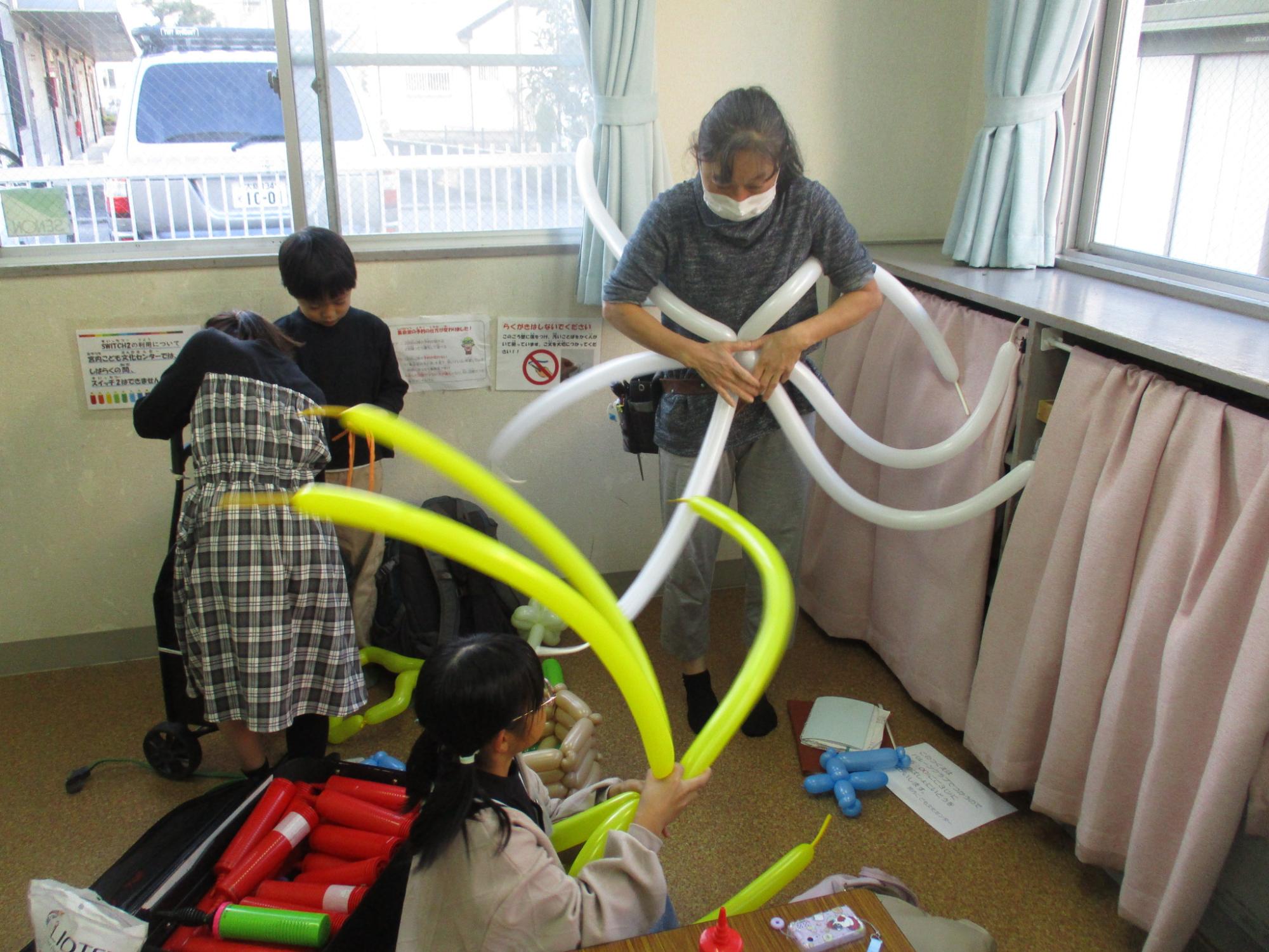 風船でケーキを作っている様子