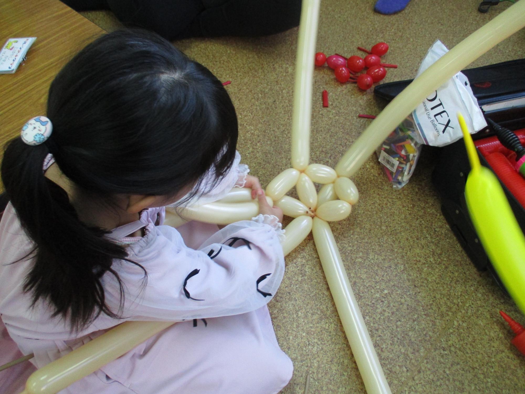 風船でケーキを作っている様子