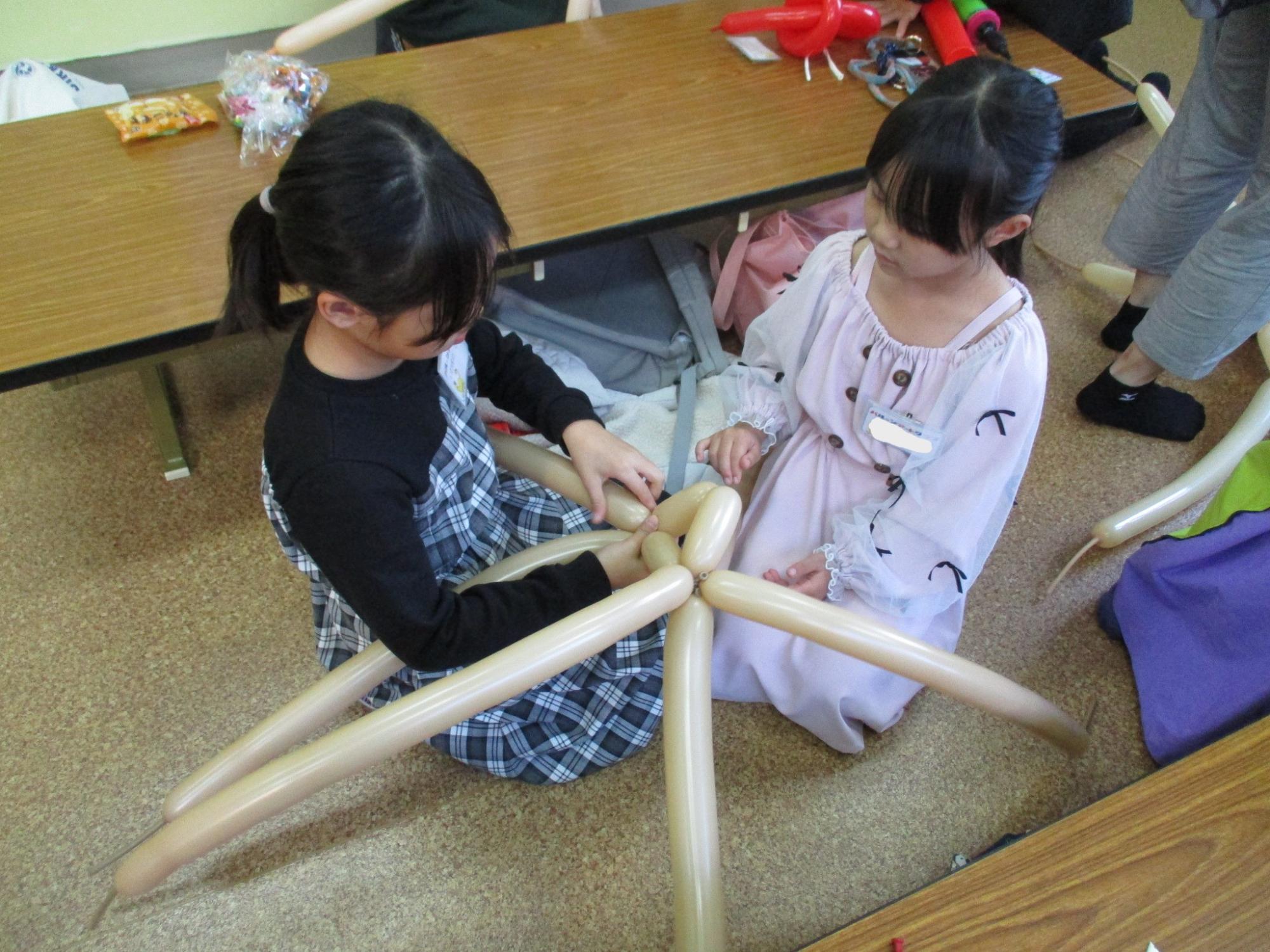 友だち同士で相談している様子