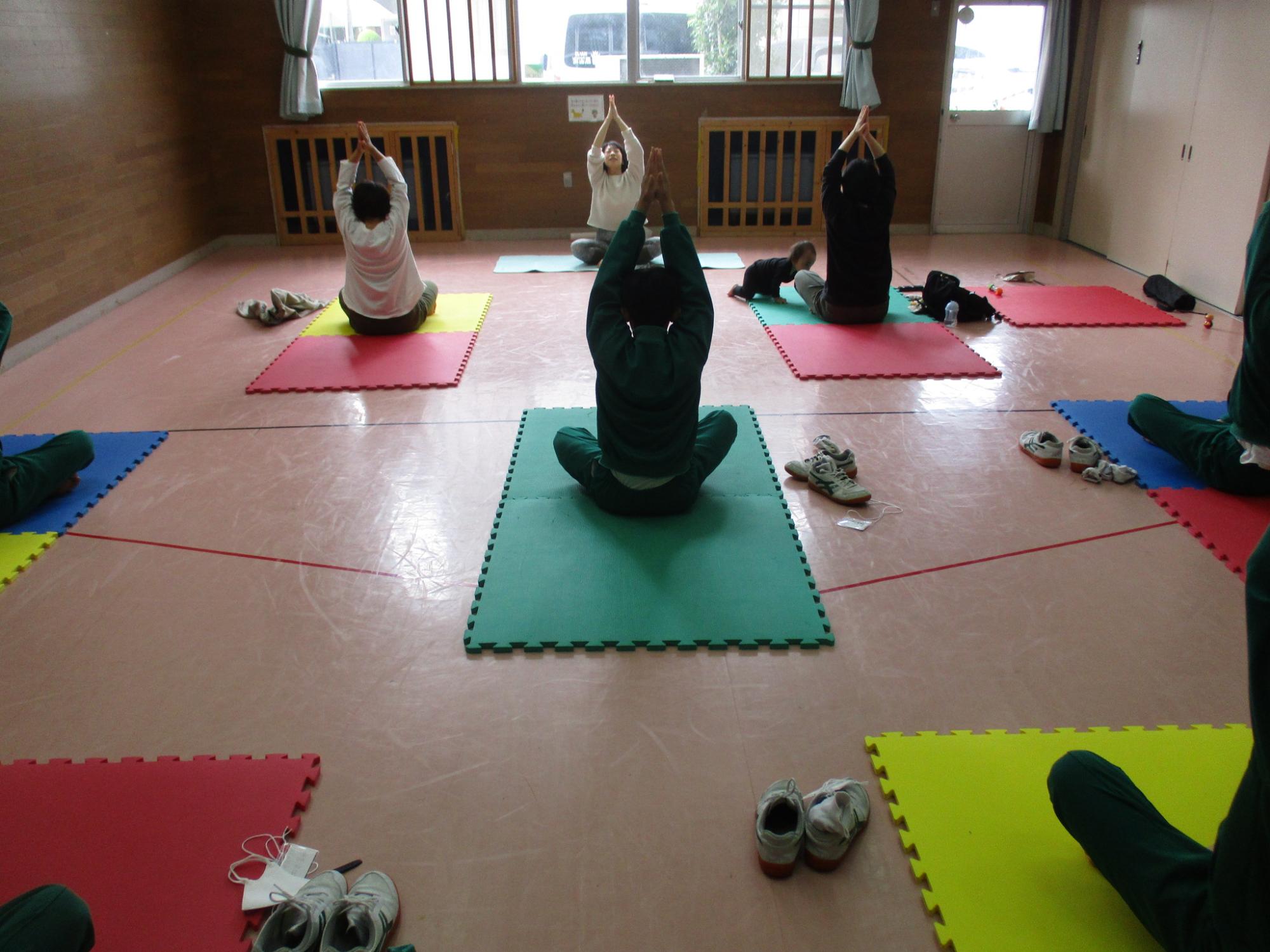 ヨガを教えてもらっている様子
