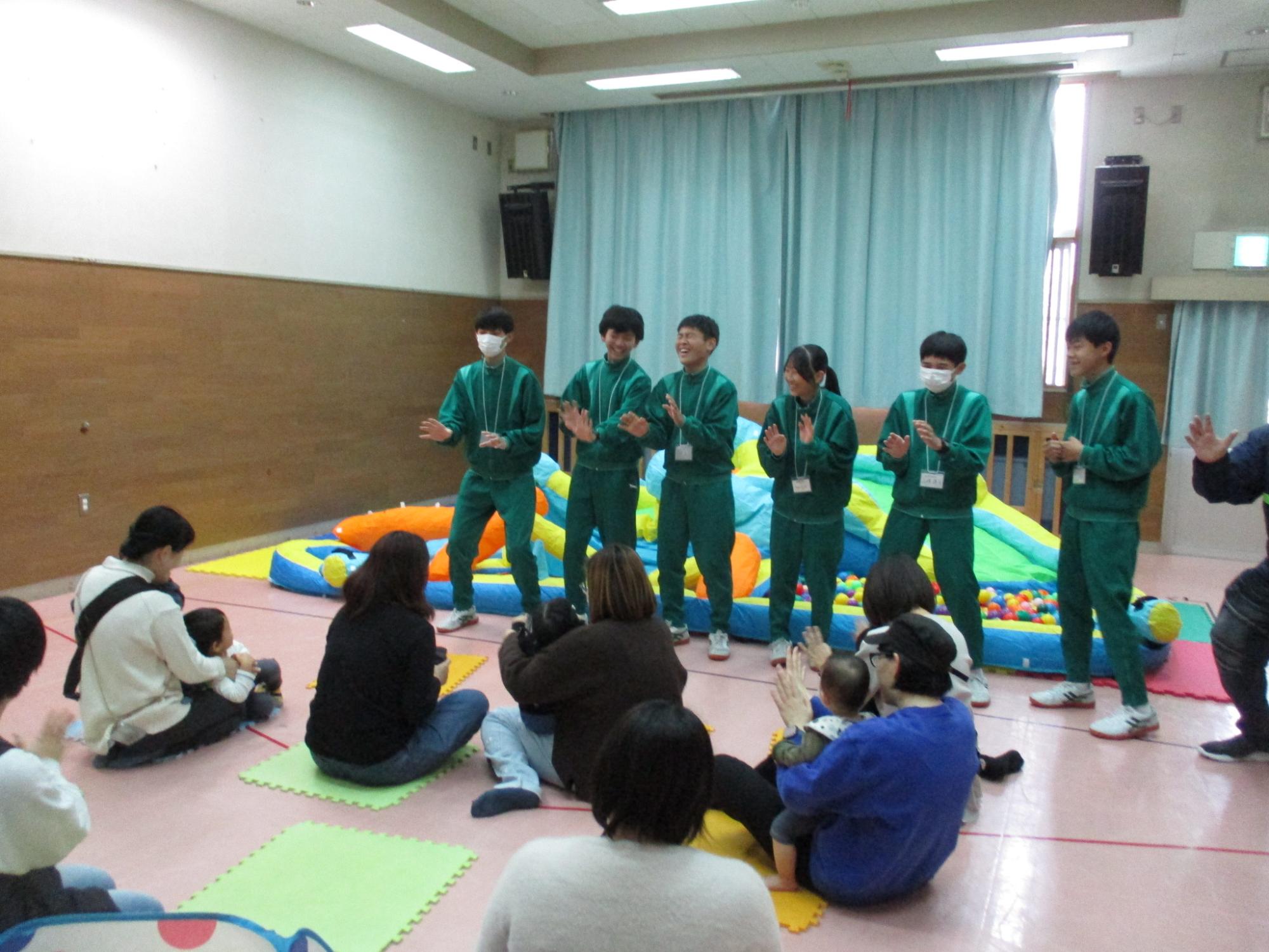 中学生が手遊びをしている様子