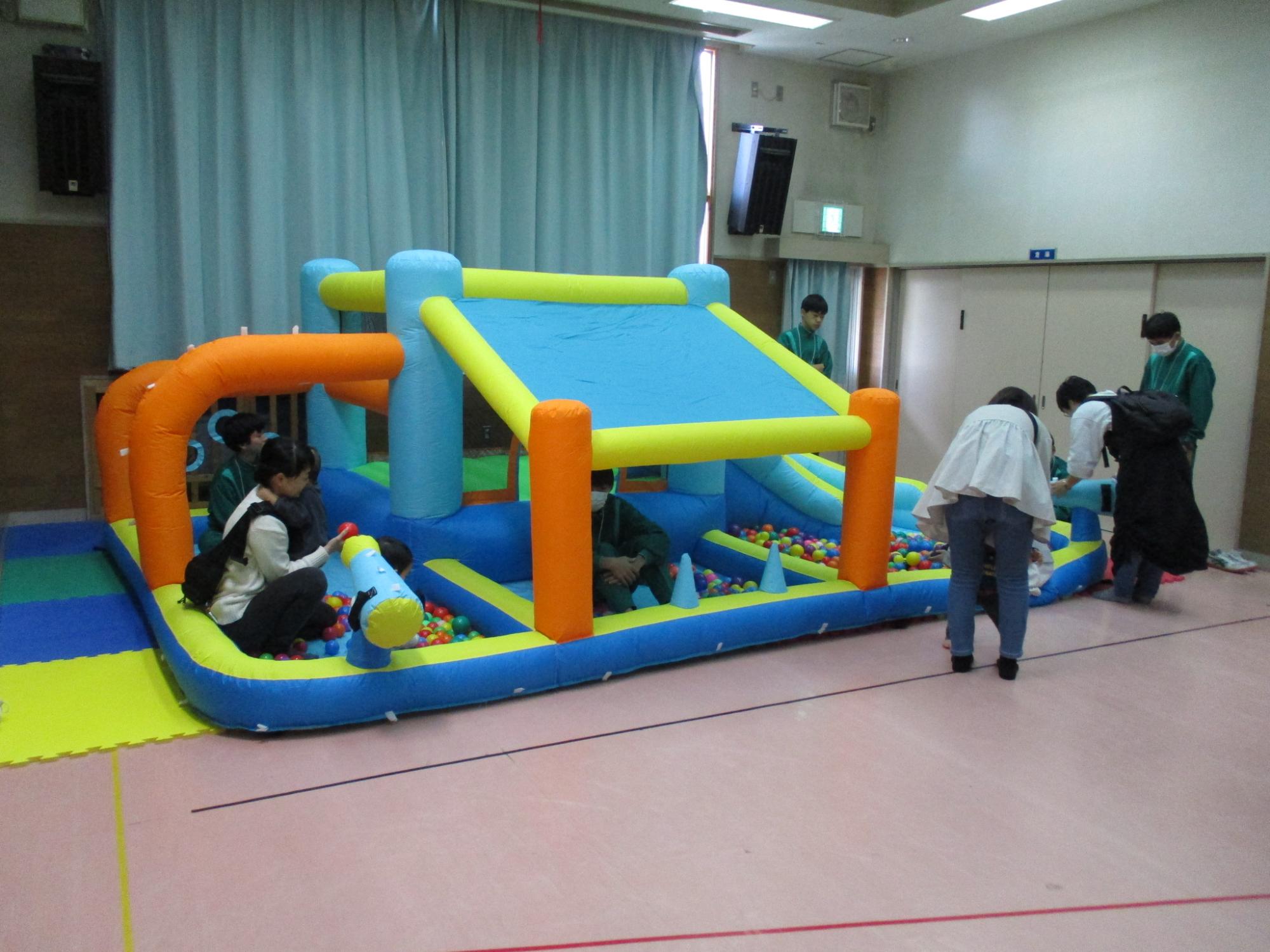 大型遊具で遊んでいる様子