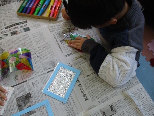 絵に色を塗ってい写真