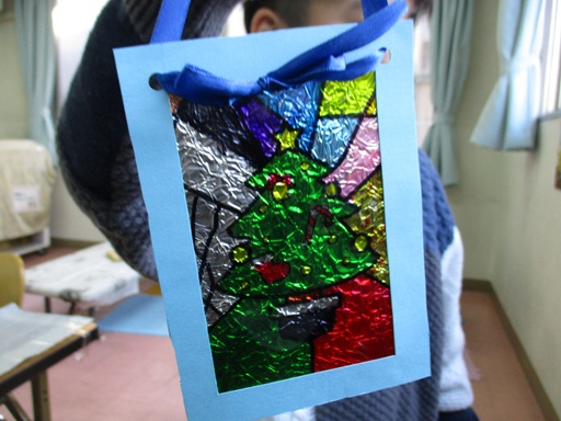 完成した作品を見せている写真