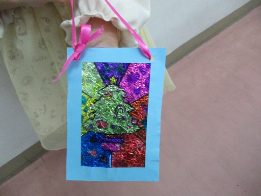 完成した作品を見せている写真2