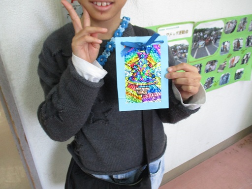 完成した作品を見せている写真3