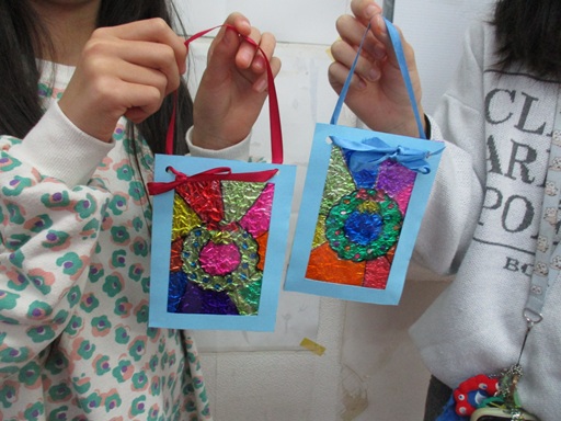 完成した作品を見せている写真4