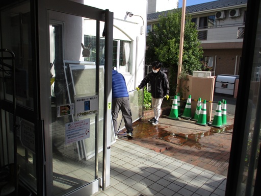 網戸を洗っている写真