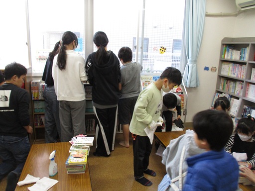 こどもたちが図書室の清掃をしている写真