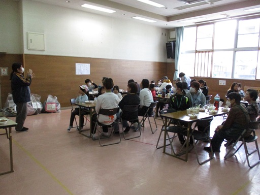 大掃除終了後、いただきますをしてカレーを食べる写真