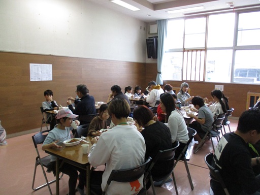 大掃除終了後カレーを食べる写真